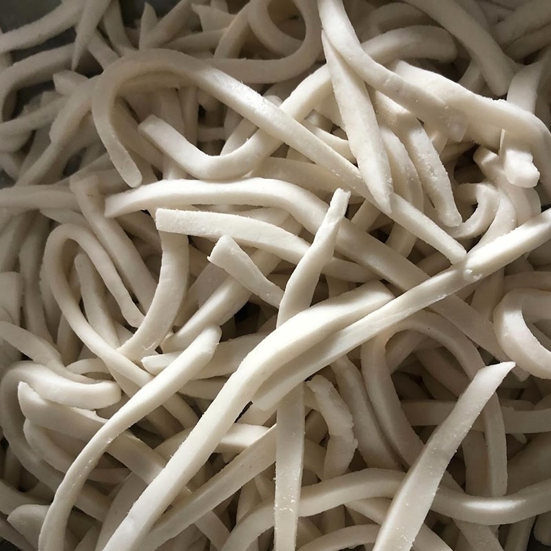 Các sợi bánh canh bột lọc đã cắt xong, chờ luộc để có món bánh canh Huế