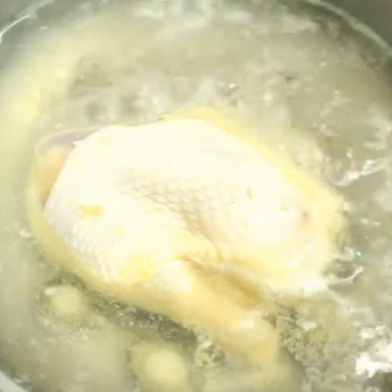 Đun sôi nguyên liệu hầm canh gà bào ngư