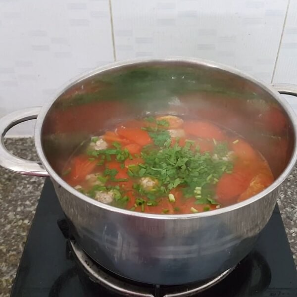 Nồi canh thịt bò cà chua thơm đang sôi, tỏa hương hấp dẫn