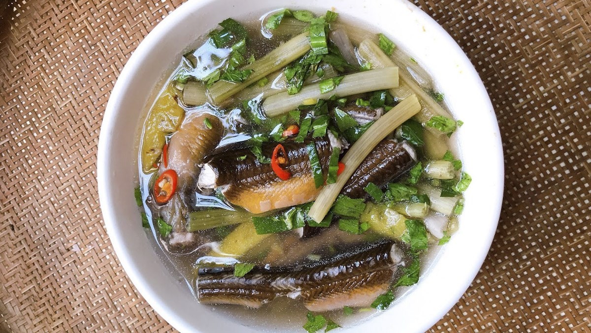 Canh chua lươn bông súng với màu sắc tươi tắn