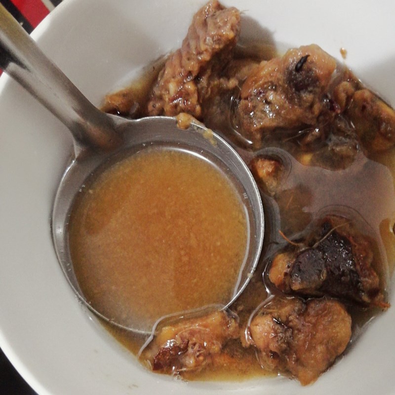 Làm nước cốt me cho canh chua lườn cá hồi