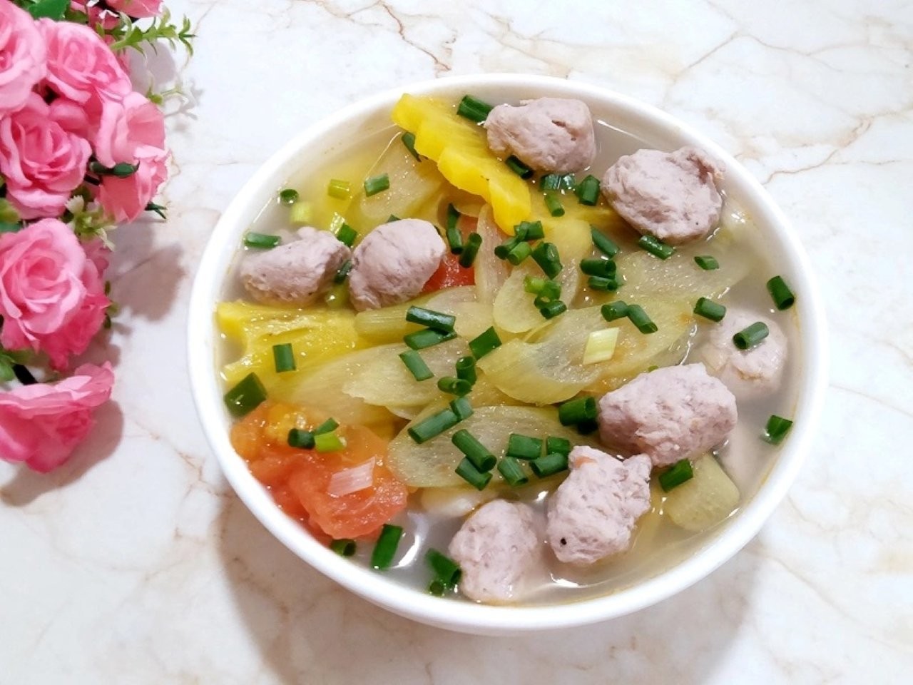 Thành phẩm món canh mọc dọc mùng thơm ngon, nóng hổi