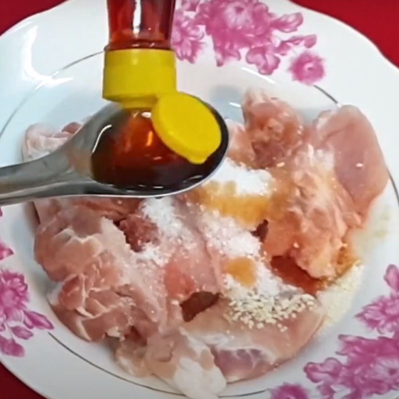 Ướp và xào xương heo cho món canh củ dền