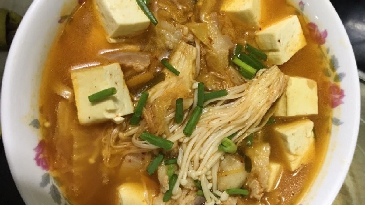 Món canh kim chi thịt heo đặc sắc, hương vị truyền thống