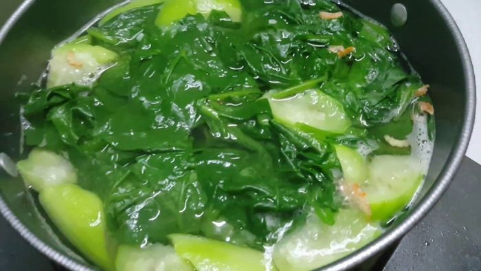 Canh mướp mồng tơi xanh mát, giải nhiệt cho gia đình
