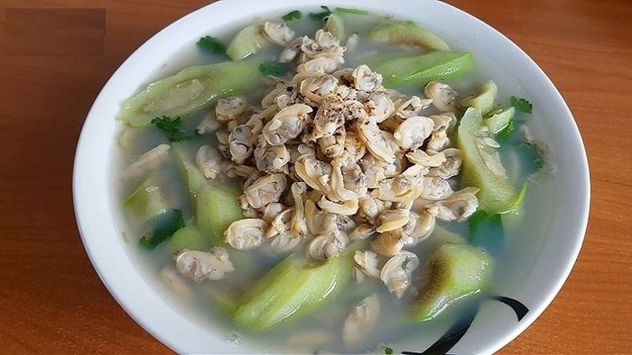 Canh mướp hương nấu nghêu với hương vị biển cả