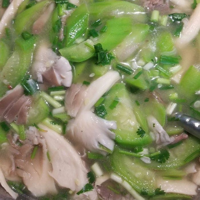 Canh mướp thịt bò và nấm bào ngư hấp dẫn, dinh dưỡng