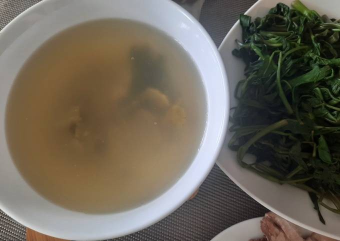 Thành phẩm món canh rau muống luộc dầm sấu truyền thống, màu sắc hấp dẫn