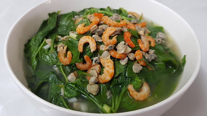 Bát canh rau muống tôm khô nóng hổi, thanh mát, gợi cảm giác ngon miệng