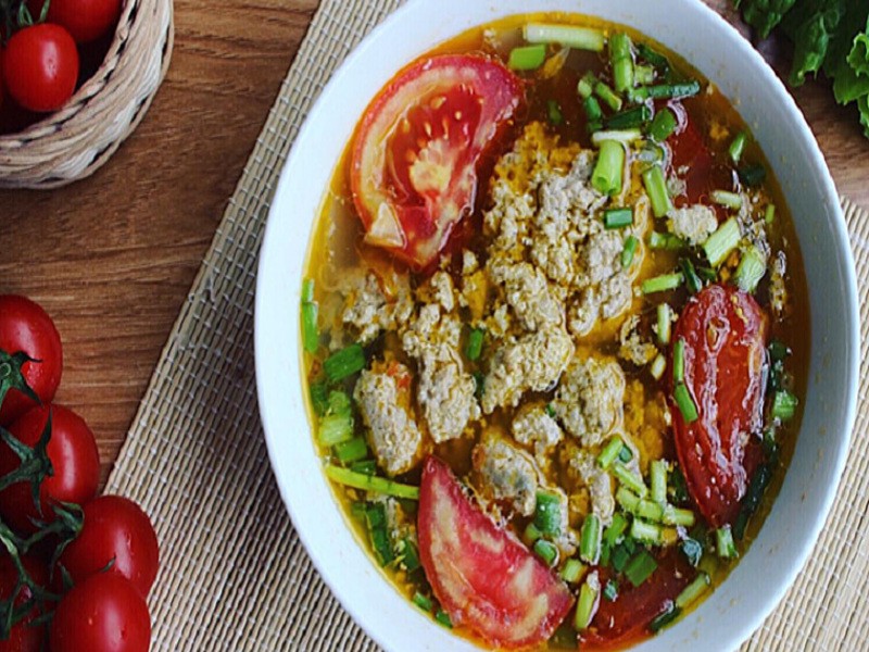 Bát canh riêu cua quả dọc hấp dẫn với gạch cua và rau thơm tươi xanh