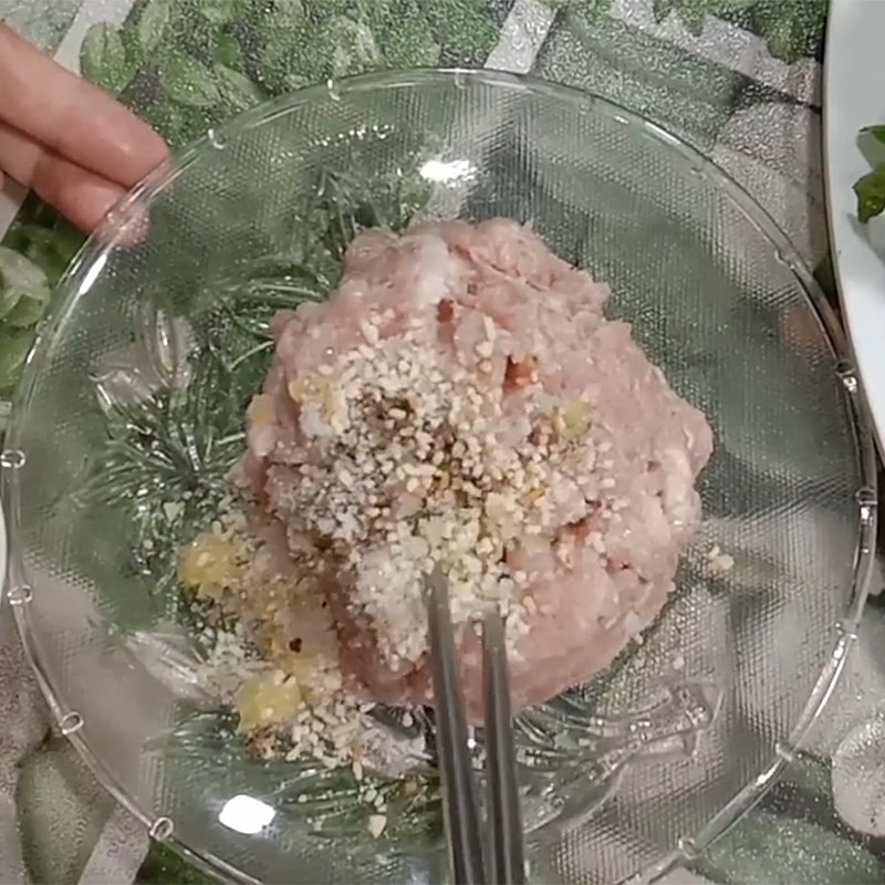Ướp và vo thịt viên