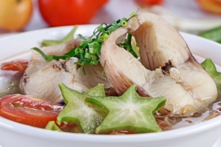 Món canh cá khế chua nóng hổi ăn kèm với cơm trắng