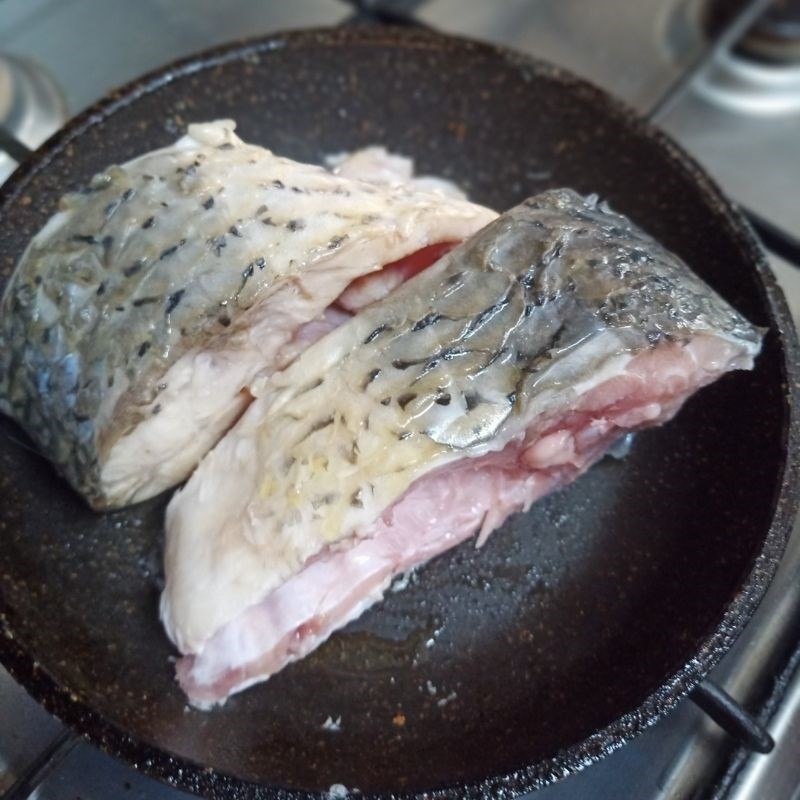 Chiên sơ cá trước khi nấu canh để cá săn chắc hơn