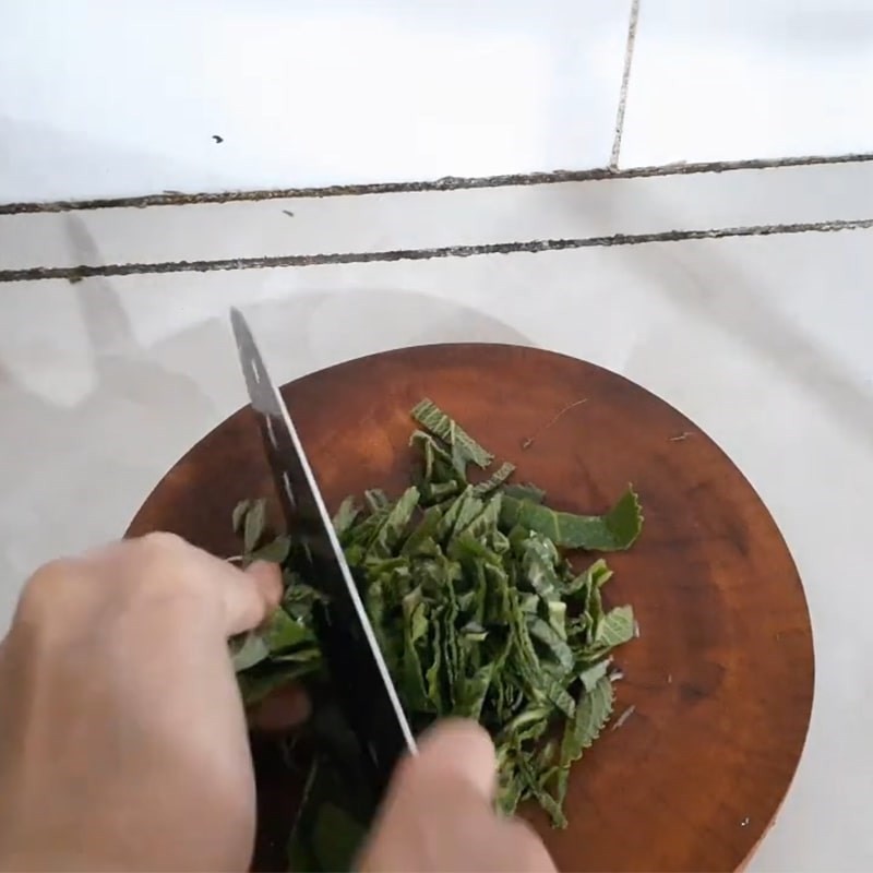 Rau thơm được rửa sạch kỹ lưỡng để chuẩn bị cho canh chua khô cá lóc