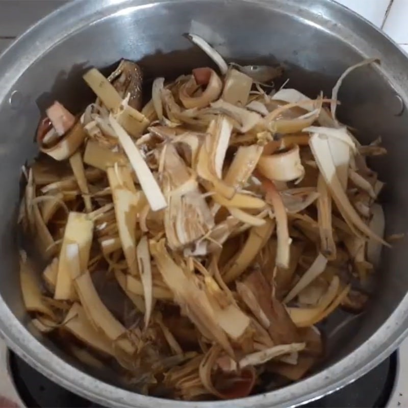 Cho bắp chuối thái lát vào nồi canh chua khô cá lóc