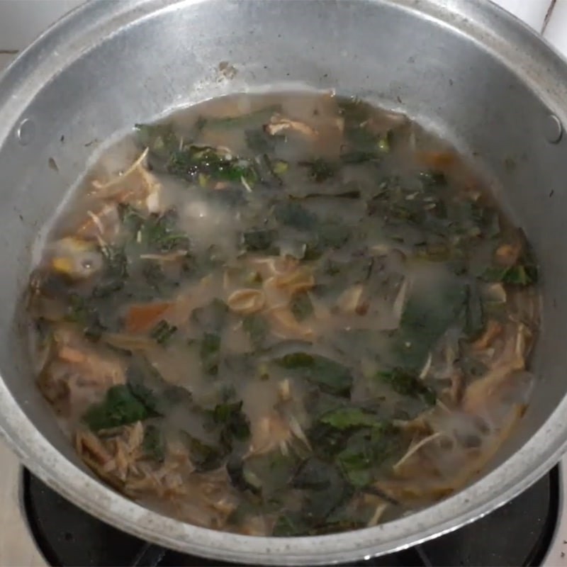 Thêm rau thơm vào nồi canh chua khô cá lóc để hoàn thành