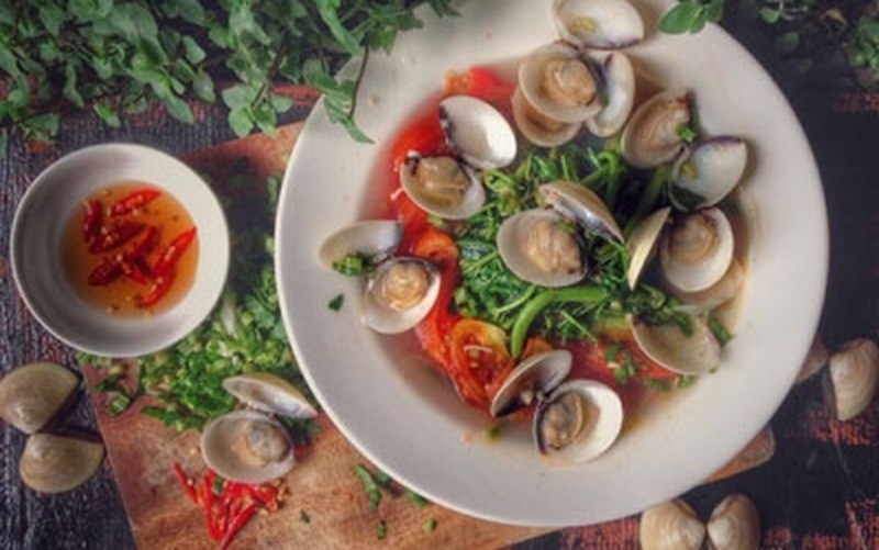 Canh chua rau nhút nấu nghêu tươi ngon, bổ dưỡng cho bữa cơm gia đình