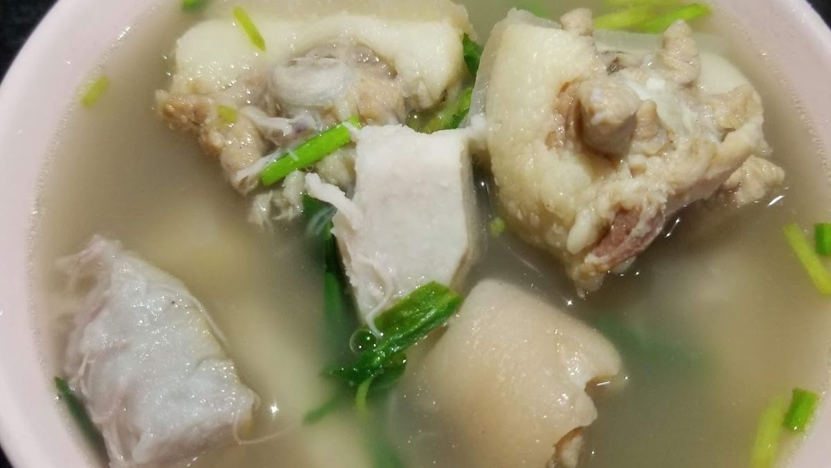 Món canh đuôi heo hầm khoai môn thơm ngon, béo bùi sau khi chế biến