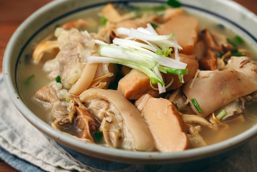 Thành phẩm canh măng móng giò chuẩn vị, hấp dẫn cho mâm cỗ Tết