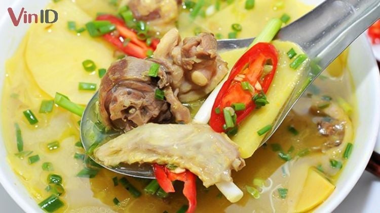 Nồi vịt nấu măng chua đang sôi, dậy mùi thơm hấp dẫn