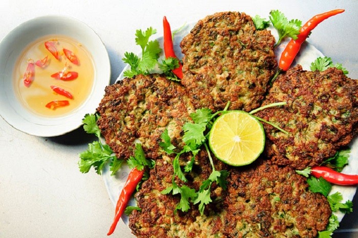 Đĩa chả rươi xúc bánh đa thơm ngon, vàng ruộm chuẩn vị
