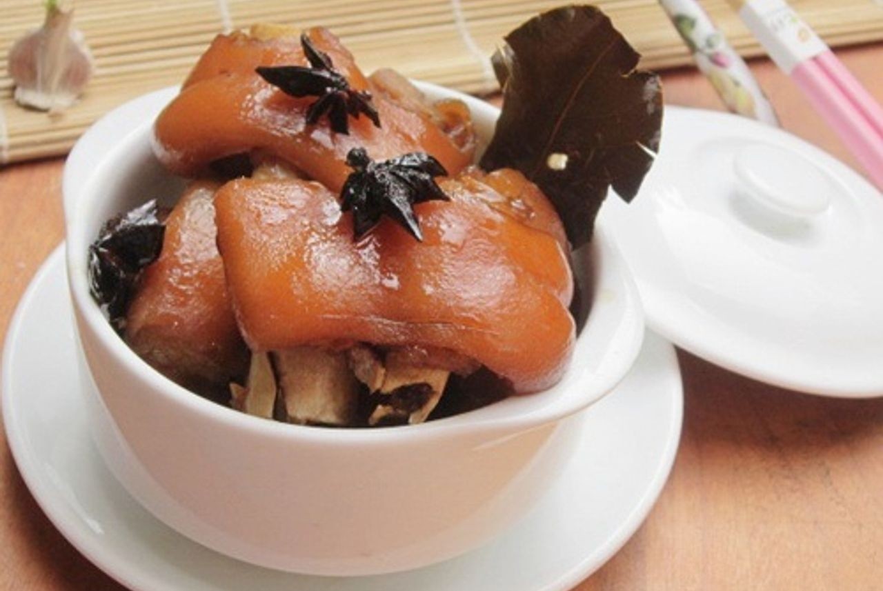 Chân giò hầm ngũ vị đậm đà hương vị phương Đông, màu sắc bắt mắt