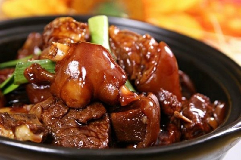 Chân giò hầm Coca màu nâu cánh gián đẹp mắt, thịt mềm nhừ và thơm ngon