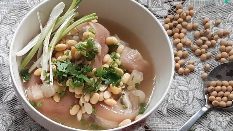 Món chân giò hầm đậu tương thanh ngọt, bùi béo, giàu dưỡng chất