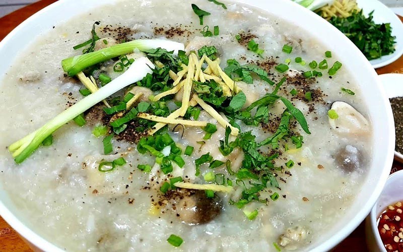 Tô cháo hàu sữa nấm rơm nóng hổi, là cách nấu hàu sữa ngon được ưa chuộng