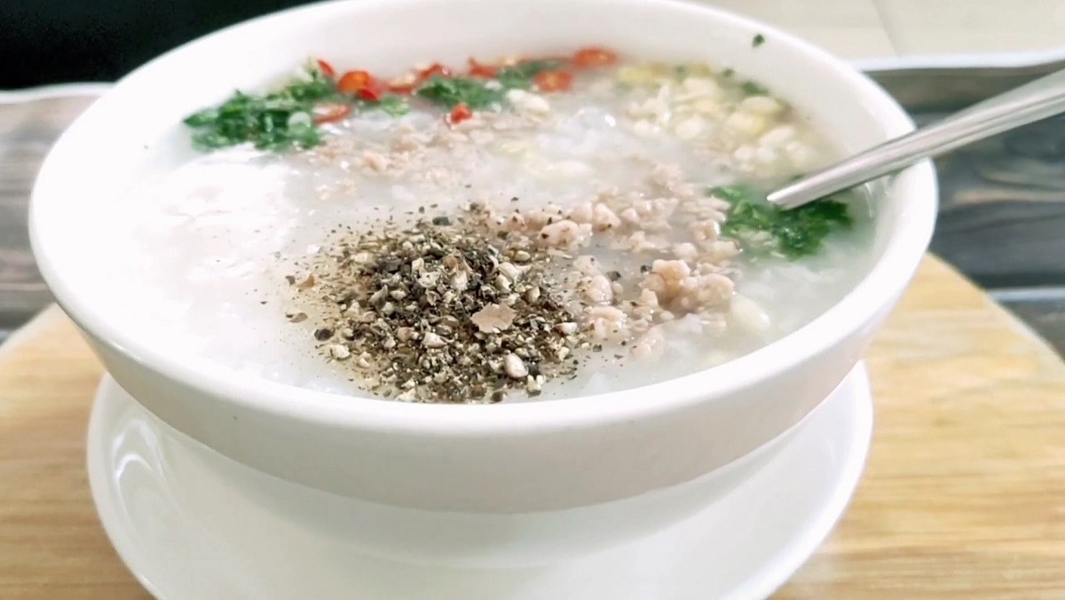 Tô cháo hành ngon củ nén thịt băm nóng hổi, thơm lừng
