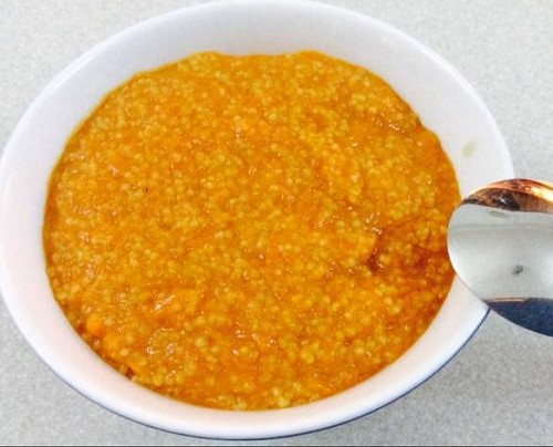 Bát cháo kê bí đỏ thơm ngon, bổ dưỡng, là món chay thực dưỡng lý tưởng cho bữa sáng hoặc người đang hồi phục sức khỏe.