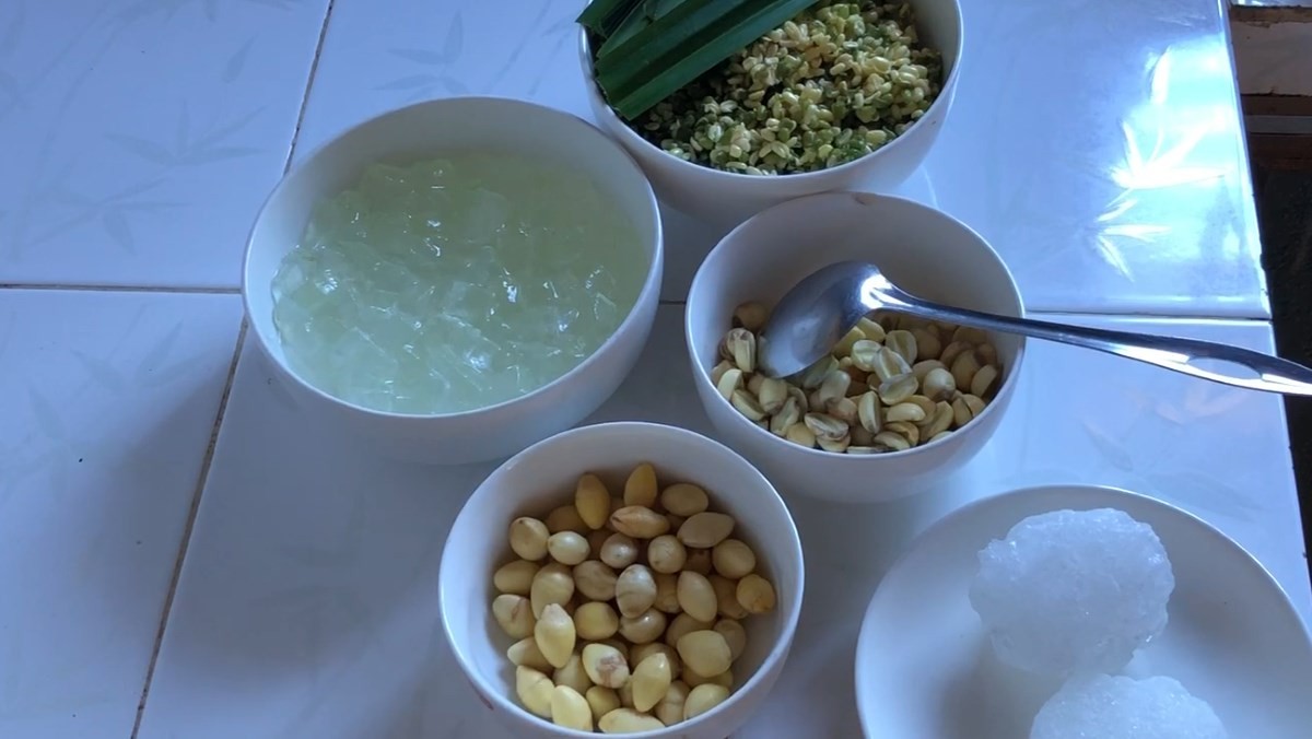 Nguyên liệu cần chuẩn bị cho cách nấu chè bạch quả hạt sen đậu xanh.