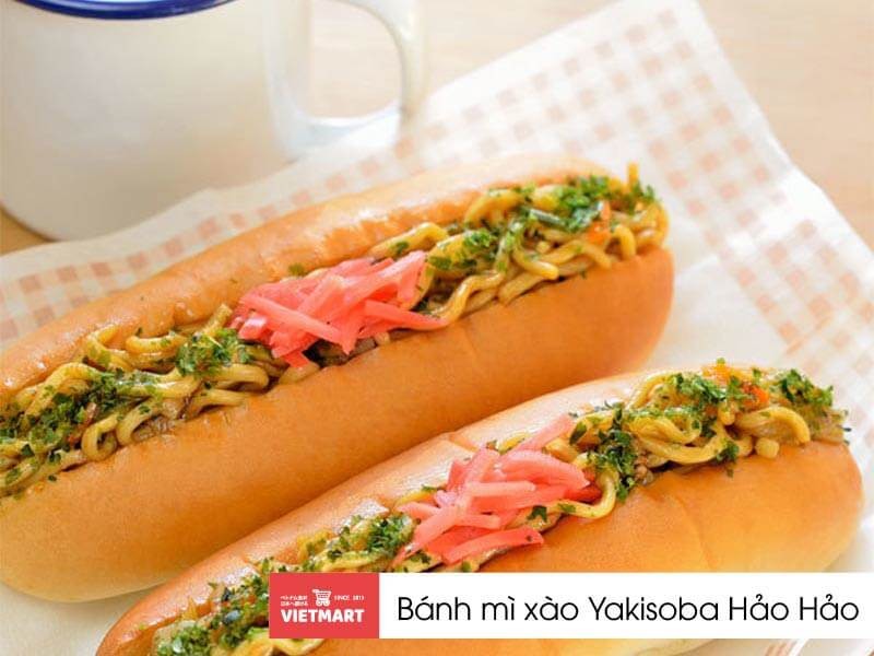 Bánh mì Yakisoba Hảo Hảo với nhân mì xào đậm đà, rong biển và gừng hồng, một cách nấu mì Hảo Hảo ngon lạ miệng