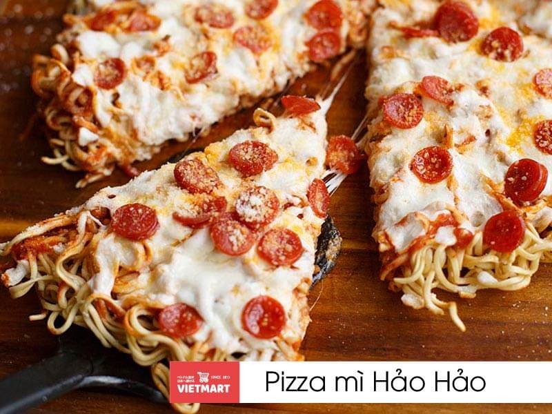 Pizza mì Hảo Hảo với lớp đế giòn tan, phô mai kéo sợi và topping phong phú, một cách nấu mì Hảo Hảo ngon cho bữa tiệc