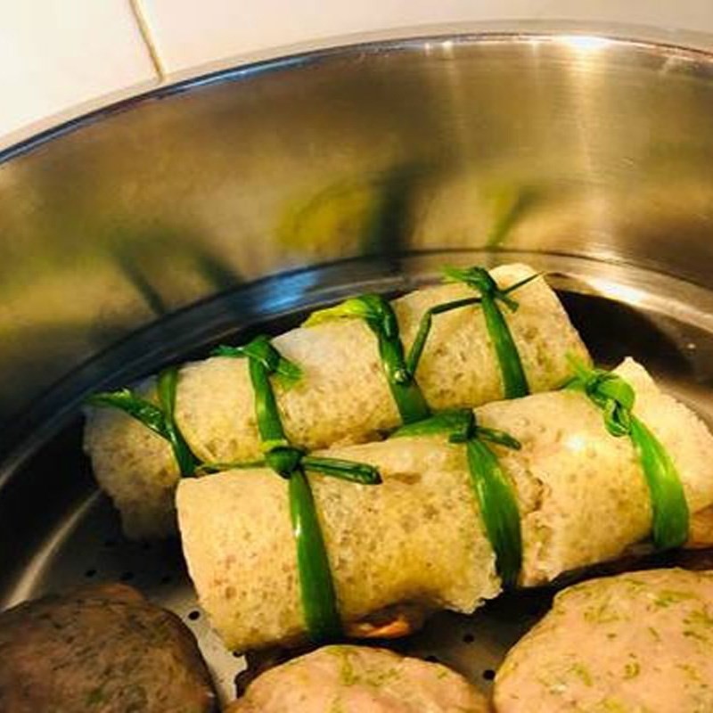 Xếp các cuộn bì bóng đã hoàn thành vào nồi hấp, đảm bảo chín đều và giữ được độ săn chắc