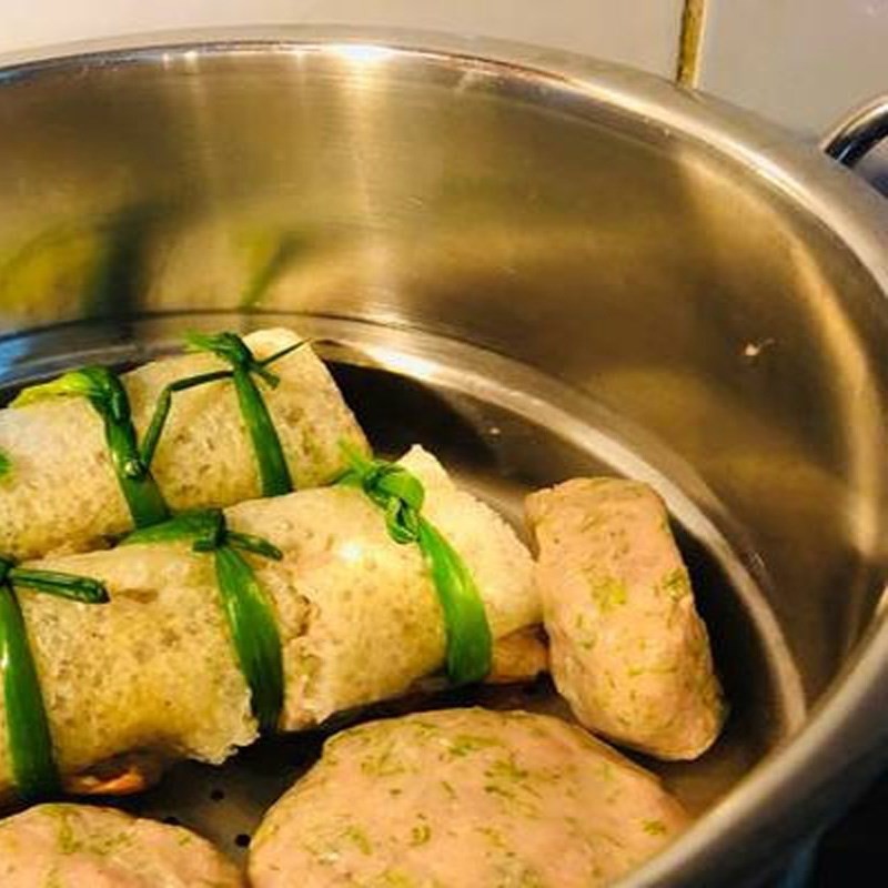 Những cuộn bì bóng đã được hấp chín tới, màu sắc hấp dẫn và chuẩn bị cho món canh