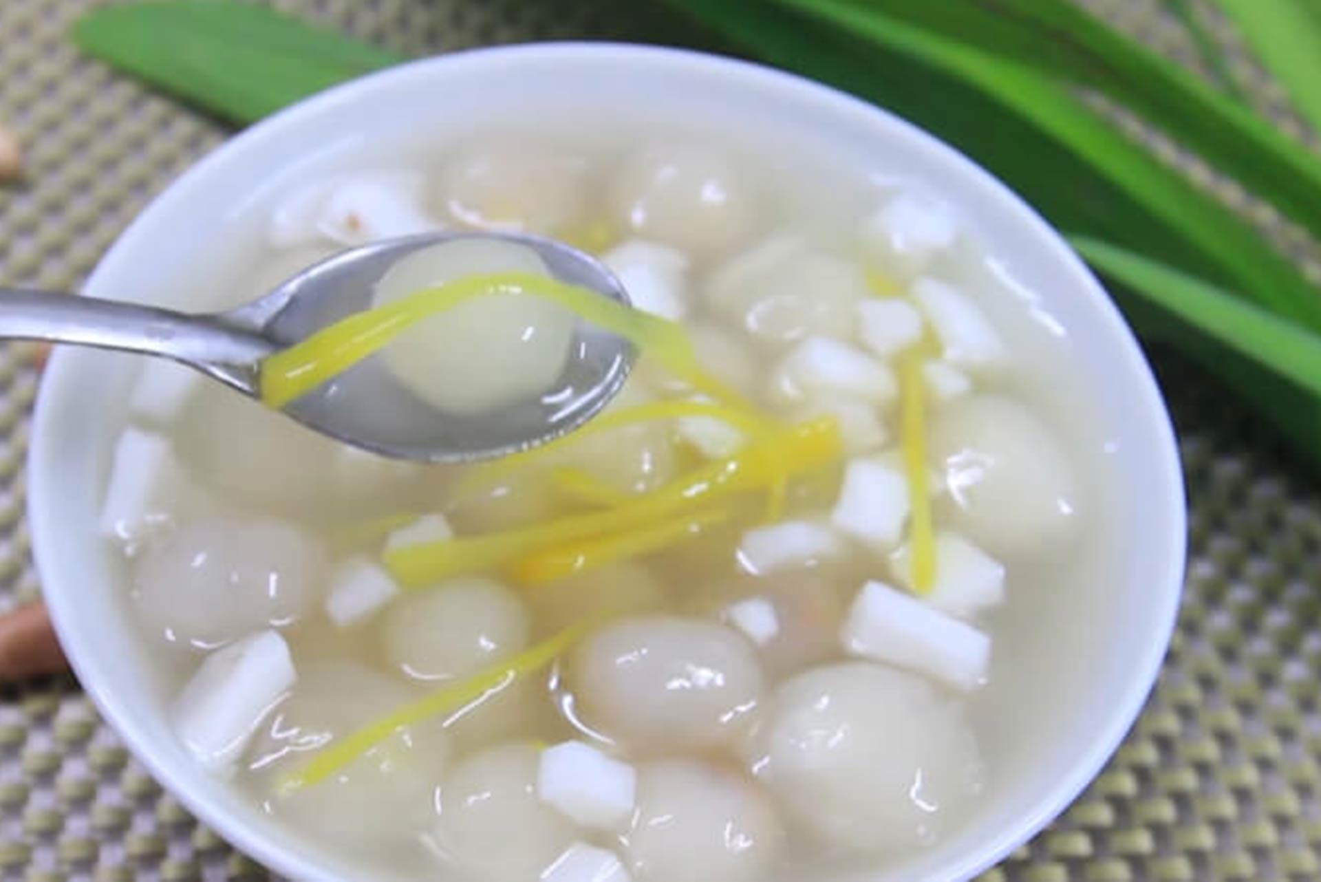 Bát chè bột lọc nhân dừa thơm ngon với nước cốt dừa và mè rang, sẵn sàng thưởng thức