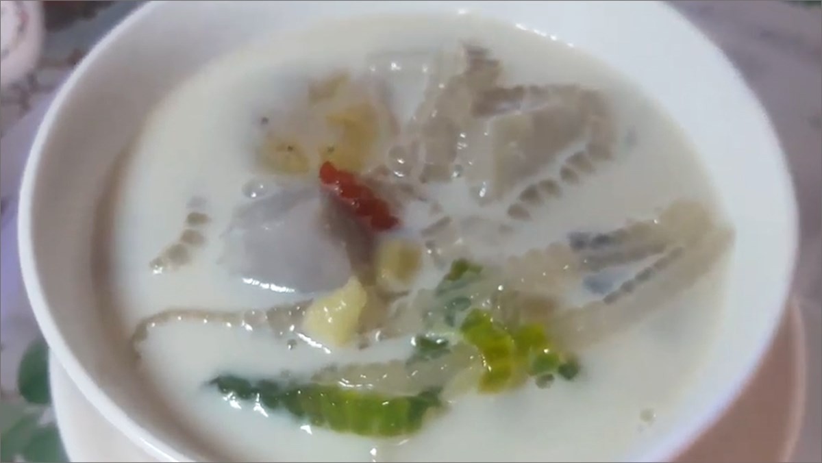 Bát chè chuối khoai môn truyền thống nóng hổi, ngọt dịu
