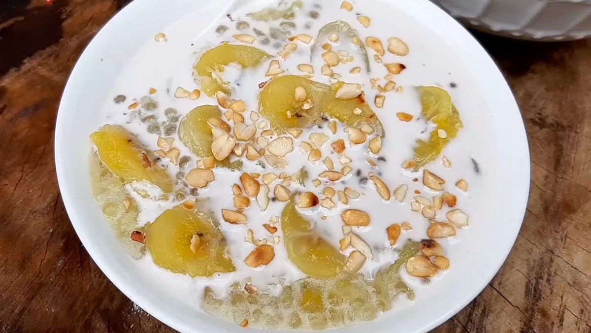 Chè chuối sáp khoai lang với màu sắc hấp dẫn, kết hợp hài hòa vị bùi và dẻo