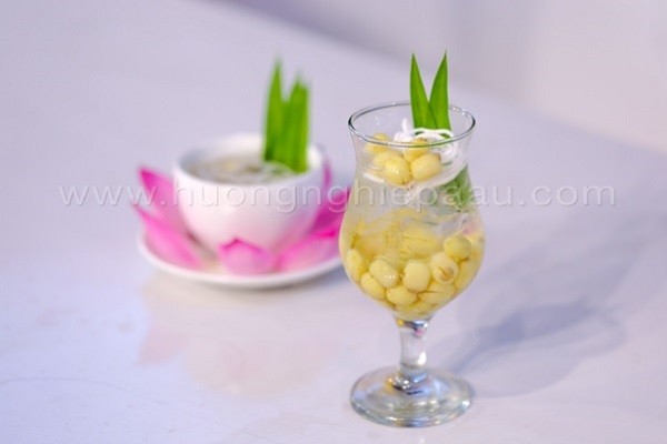 thưởng thức chè hạt sen tươi giải khát