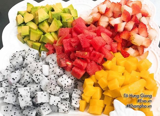Các loại hoa quả tươi đã được cắt hạt lựu chuẩn bị cho món chè, bước quan trọng trong cách nấu chè hoa quả ngon
