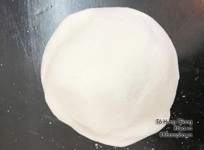 Đôi bàn tay đang nhào bột năng thành khối dẻo mịn để làm trân châu, bước quan trọng trong công thức chè hoa quả ngon