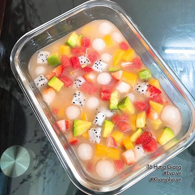 Bát chè hoa quả đầy màu sắc với trân châu và nước cốt dừa, minh họa thành phẩm của cách nấu chè hoa quả ngon