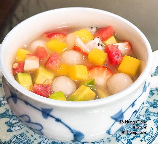 Một phần chè hoa quả thanh mát với dâu tây, xoài và trân châu, thể hiện sự hấp dẫn của cách nấu chè hoa quả ngon