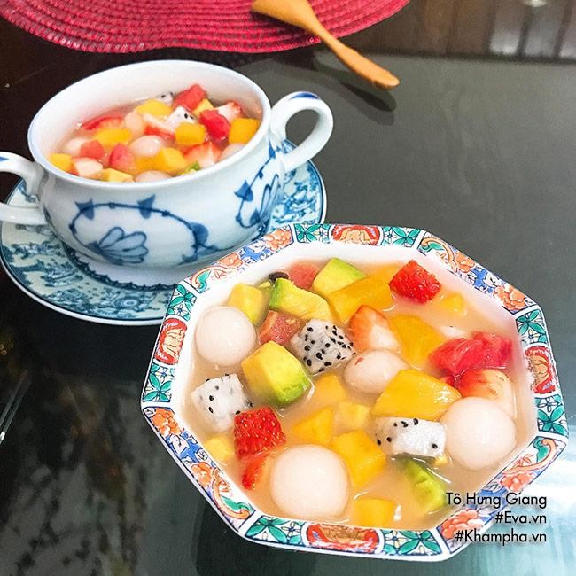 Chè hoa quả tổng hợp với kiwi, thanh long, dưa hấu và trân châu, hình ảnh sống động của cách nấu chè hoa quả ngon tại nhà