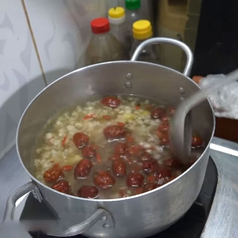 Nấu nước chè mủ trôm với đường phèn và các nguyên liệu khác