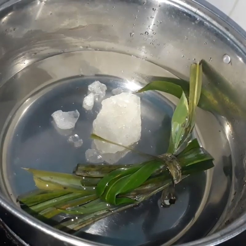 Nước đường phèn nấu cùng lá dứa để tạo hương thơm cho chè