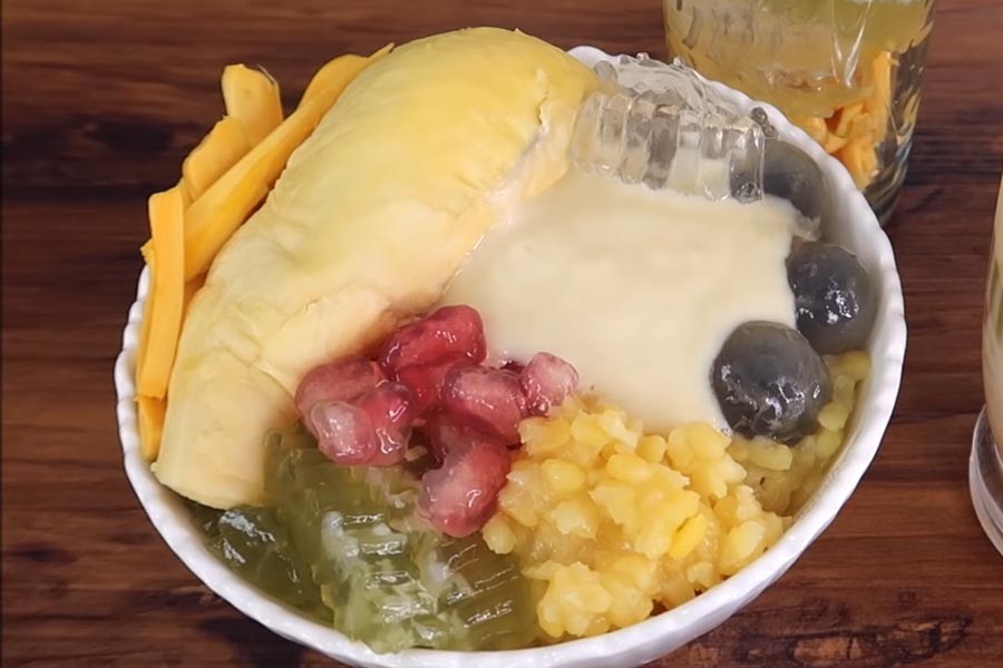 Tô chè thái sầu riêng thành phẩm đầy màu sắc, hấp dẫn với topping và sữa sầu riêng