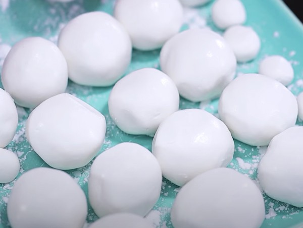 Quy trình nặn viên chè trôi nước với nhân đậu xanh tỉ mỉ