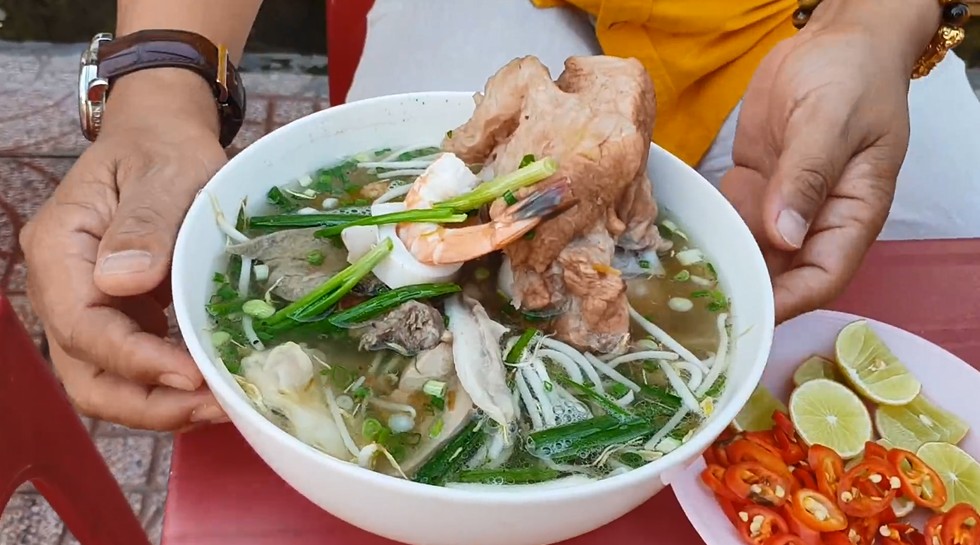 Tô hủ tiếu miền Tây đầy đủ topping tôm, mực, thịt heo, gan heo